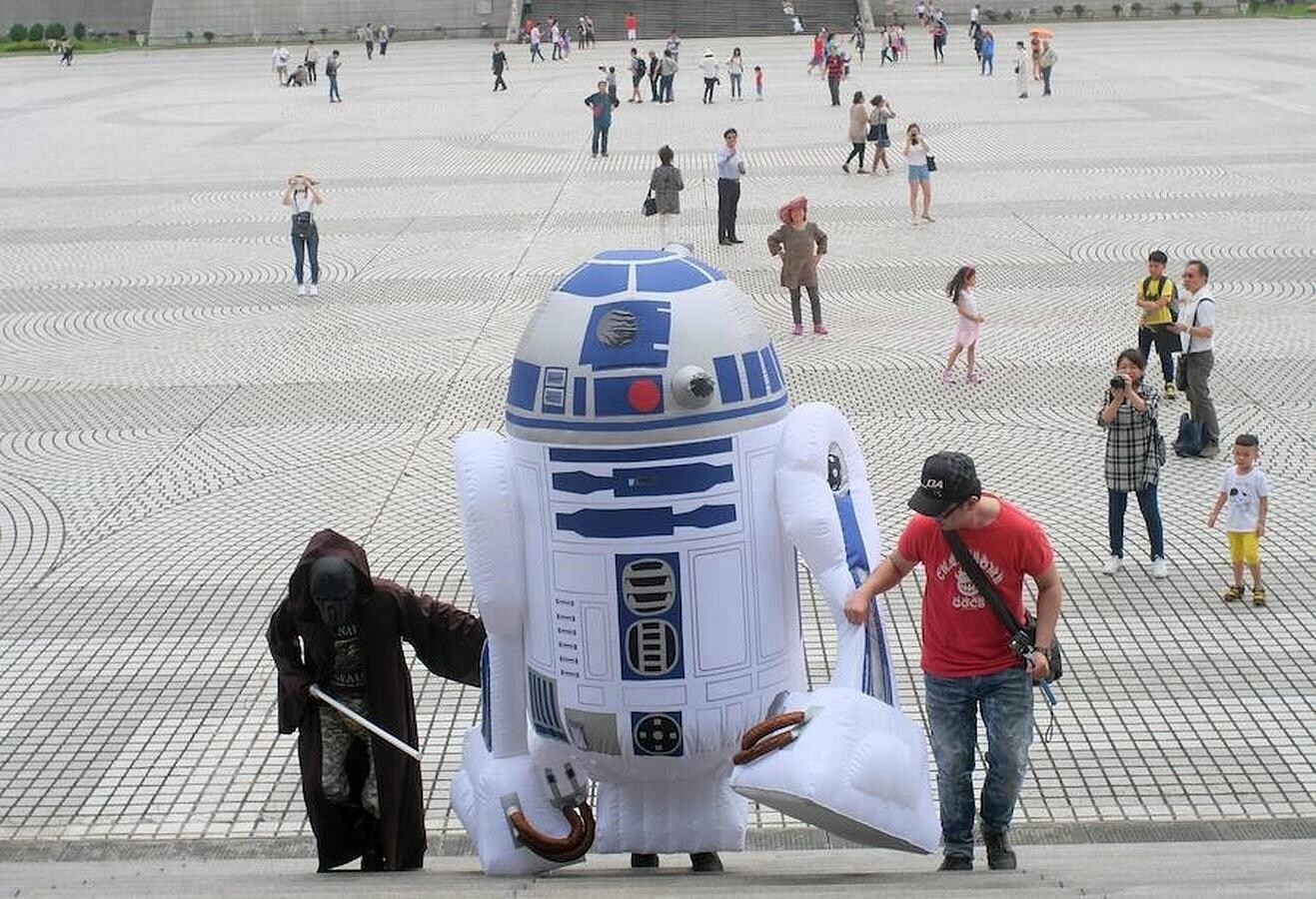 Un amante de las películas de George Lucas se disfraza de R2-D2