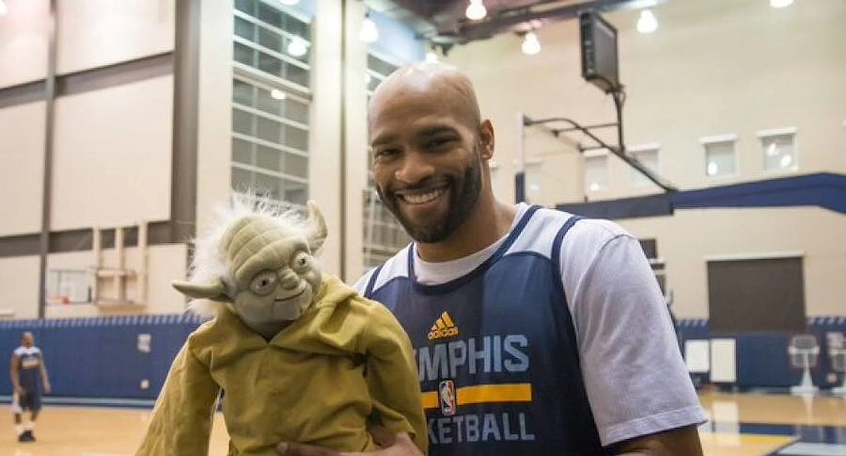 El jugador de la NBA Vince Carter posa con Yoda. 