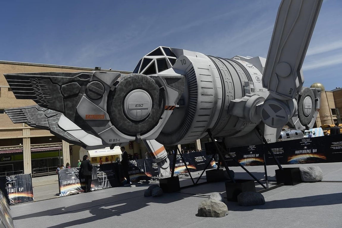 La nave de «Independence Day», a la entrada del recinto