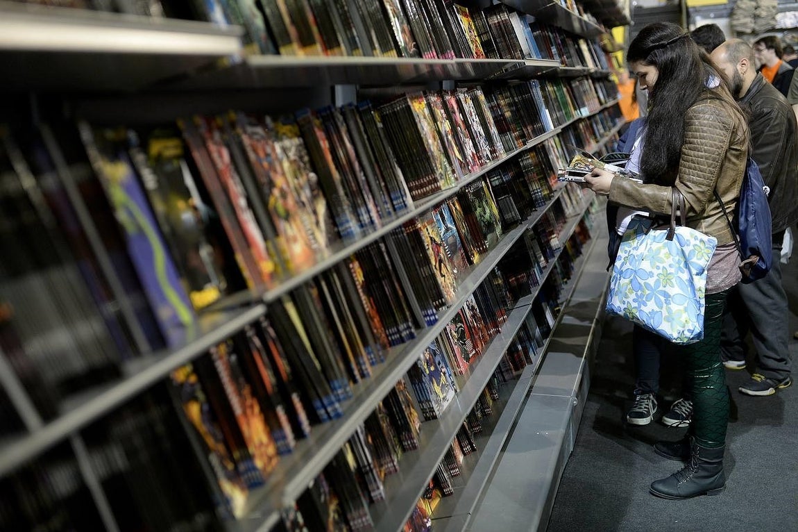 Una visitante curisea en uno de los stands de cómics del salón