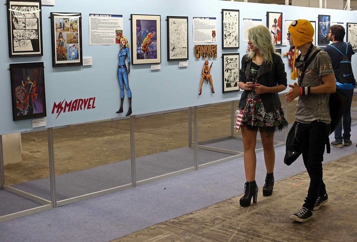 Dos visitantes pasan junto a la exposición «Ellas tienen superpoderes»