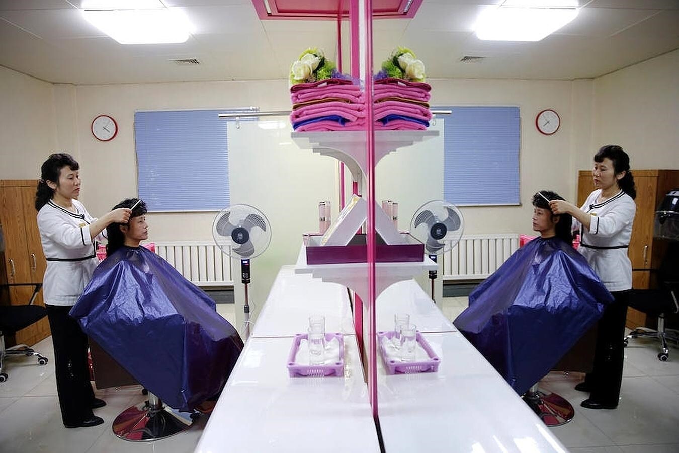 El régimen norcoreano llevó a periodistas extranjeros a visitar la peluquería que tiene una fábrica de la capital