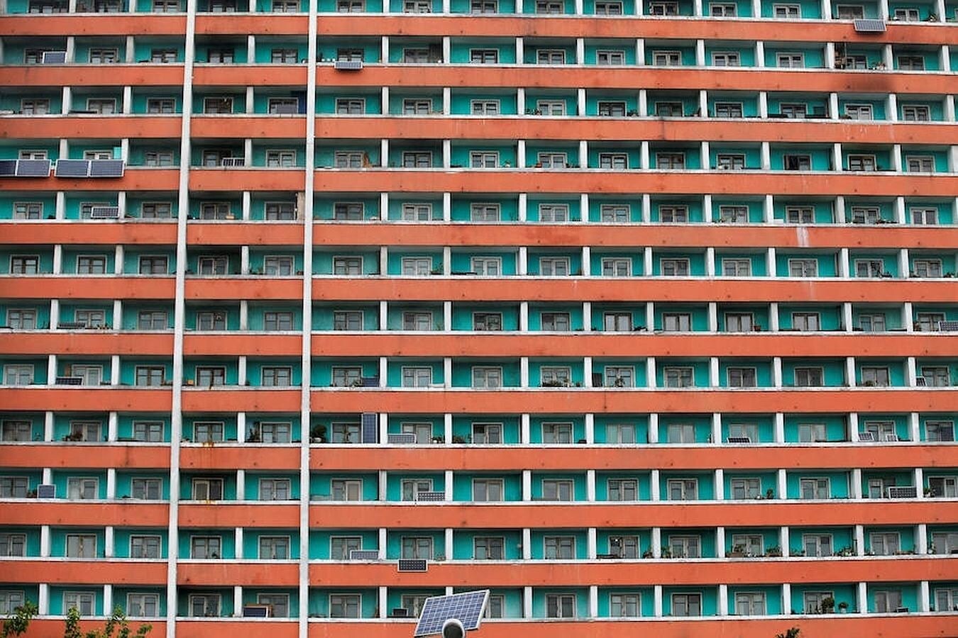 El régimen de Kim Jong-un mostró a la prensa extranjera los paneles solares instalados en el prototipo edificio de viviendas comunista
