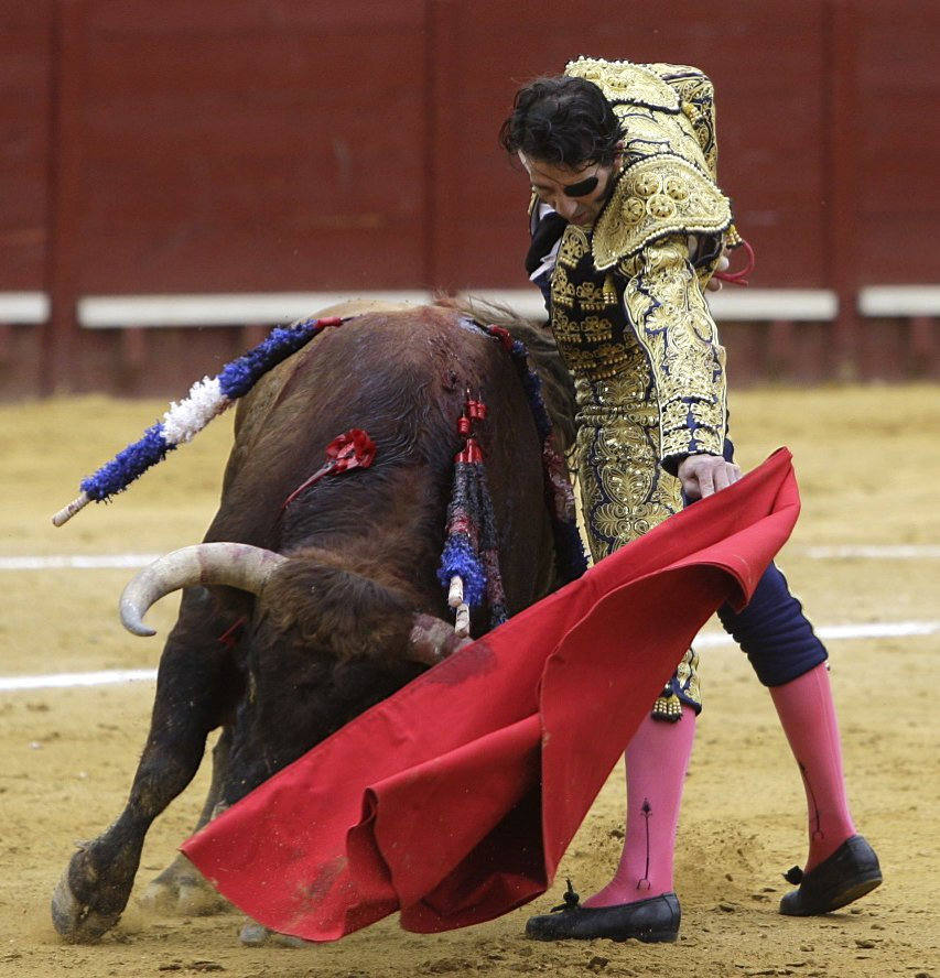 Juan José Padilla da un pase de muleta. 