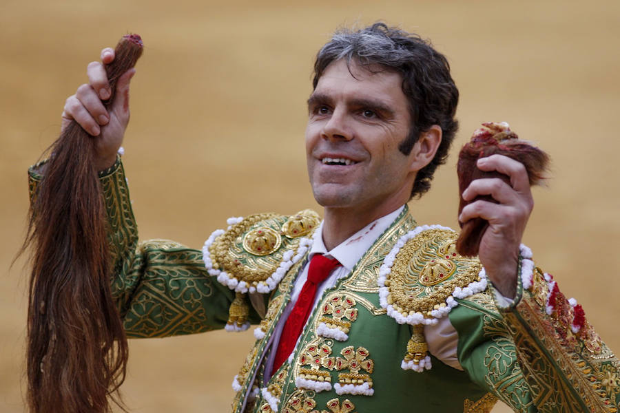 Dos orejas y rabo para José Tomás. 