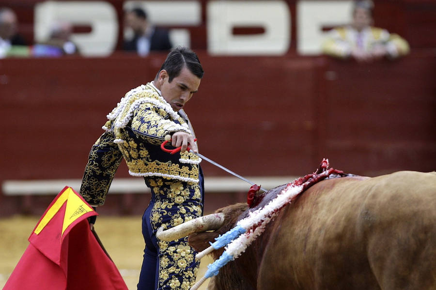 El diestro José María Manzanares durante la corrida de feria. 