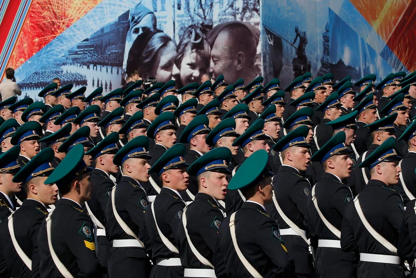 Un grupo de soldados participa en la celebración del Día de la Victoria en la Plaza Roja de Moscú