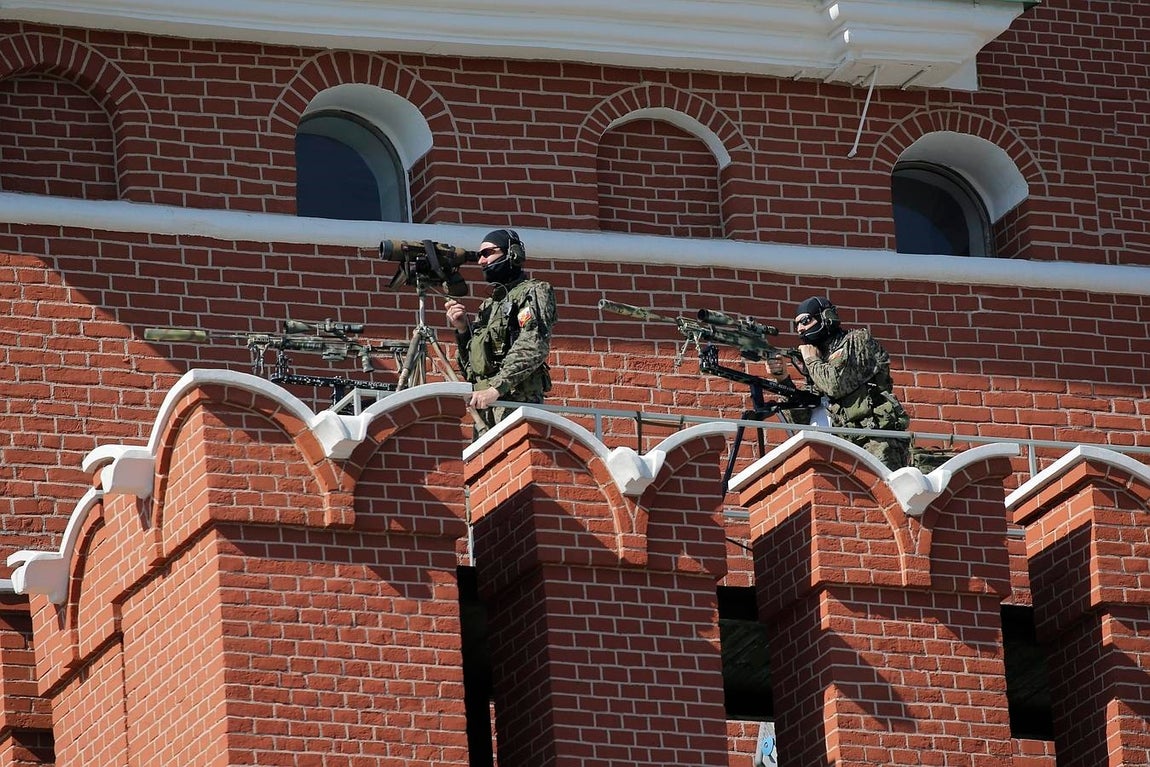 Un grupo de francotiradores vigilan los alrededores de la Plaza Roja de Moscú, donde hoy se celebra el Día de la Victoria. 