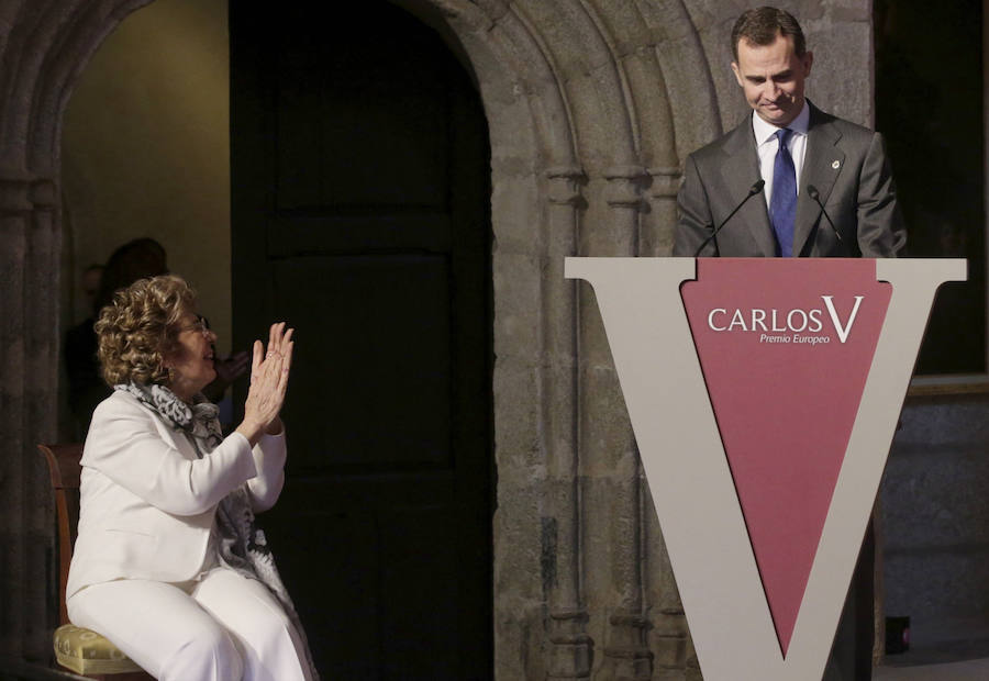 Corradi aplaude el discurso del Rey. 