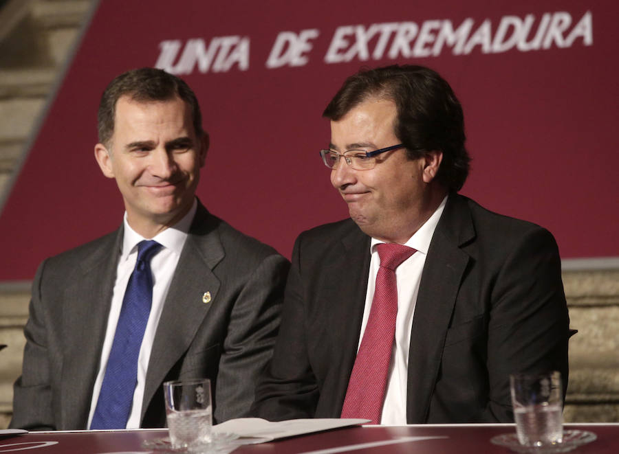El Rey, acompañado por el presidente de la Junta de Extremadura, Guillermo Fernández Vara. 