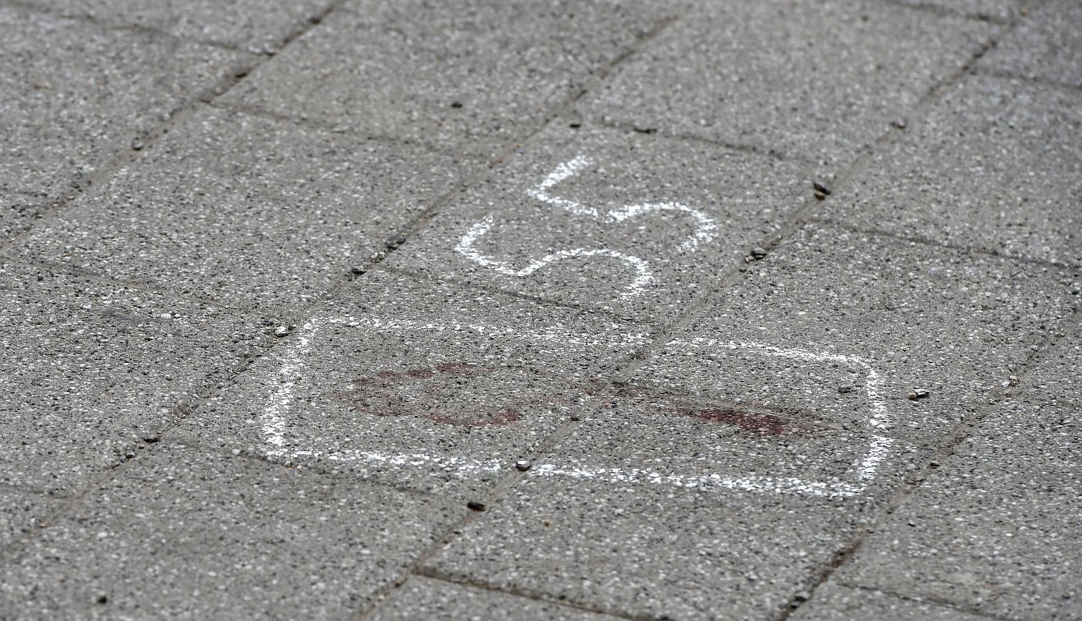 Una mancha de sangre en el suelo de la estación de Grafing, donde se ha producido el ataque. 