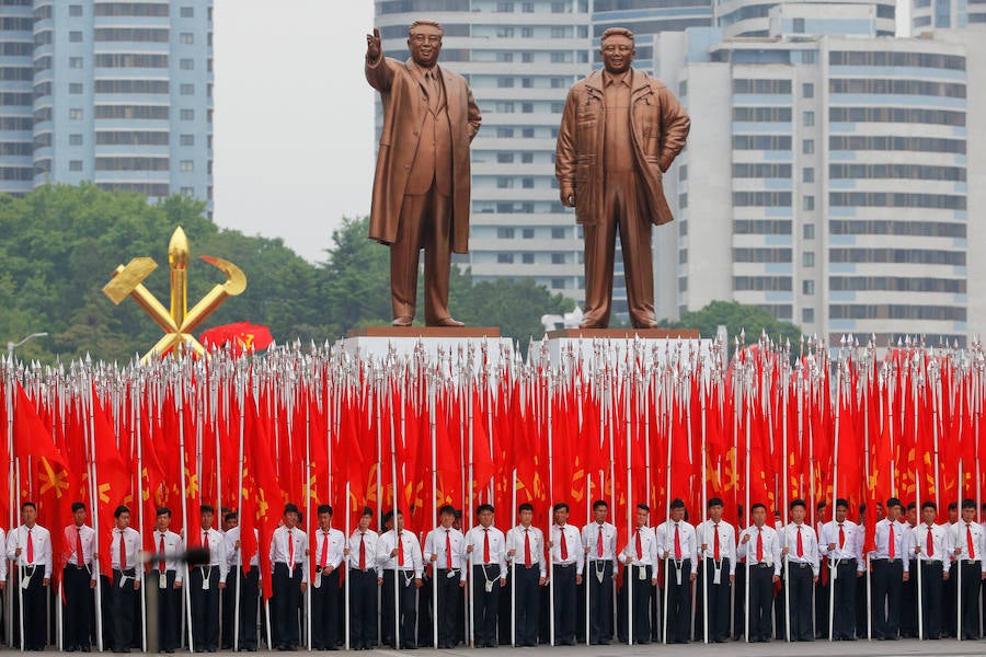 Clausura del Congreso del Partido de los Trabajadores de Corea del Norte, en imágenes. Como guinda al Congreso del partido, tuvo lugar un desfile por una de las avenidas más importantes de Pyongyang , en el que participaron cientos de personas. En la imagen un grupo de estudiantes, desfila bajo la atenta mirada de los  anteriores presidente del país: Kim Il- Sung y su hijo Kim Jong- Il. Ahora su nieto, Kim Jong-un, ostenta el Gobierno