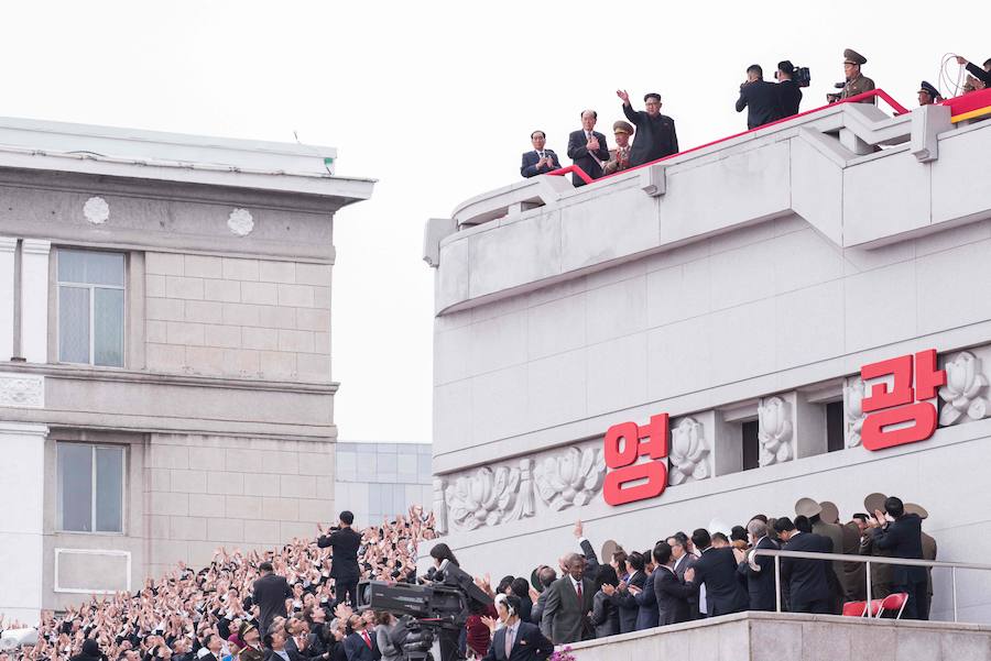 Clausura del Congreso del Partido de los Trabajadores de Corea del Norte, en imágenes. Durante el desfile por las calles de Pyongyang , Kim Jon-un disfruto de continuas ovaciones y de todo el desplieque organizativo