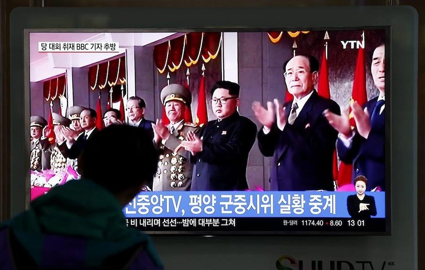 Ciudadanos de Corea del Sur ven a través de la televisión la ceremonia. 