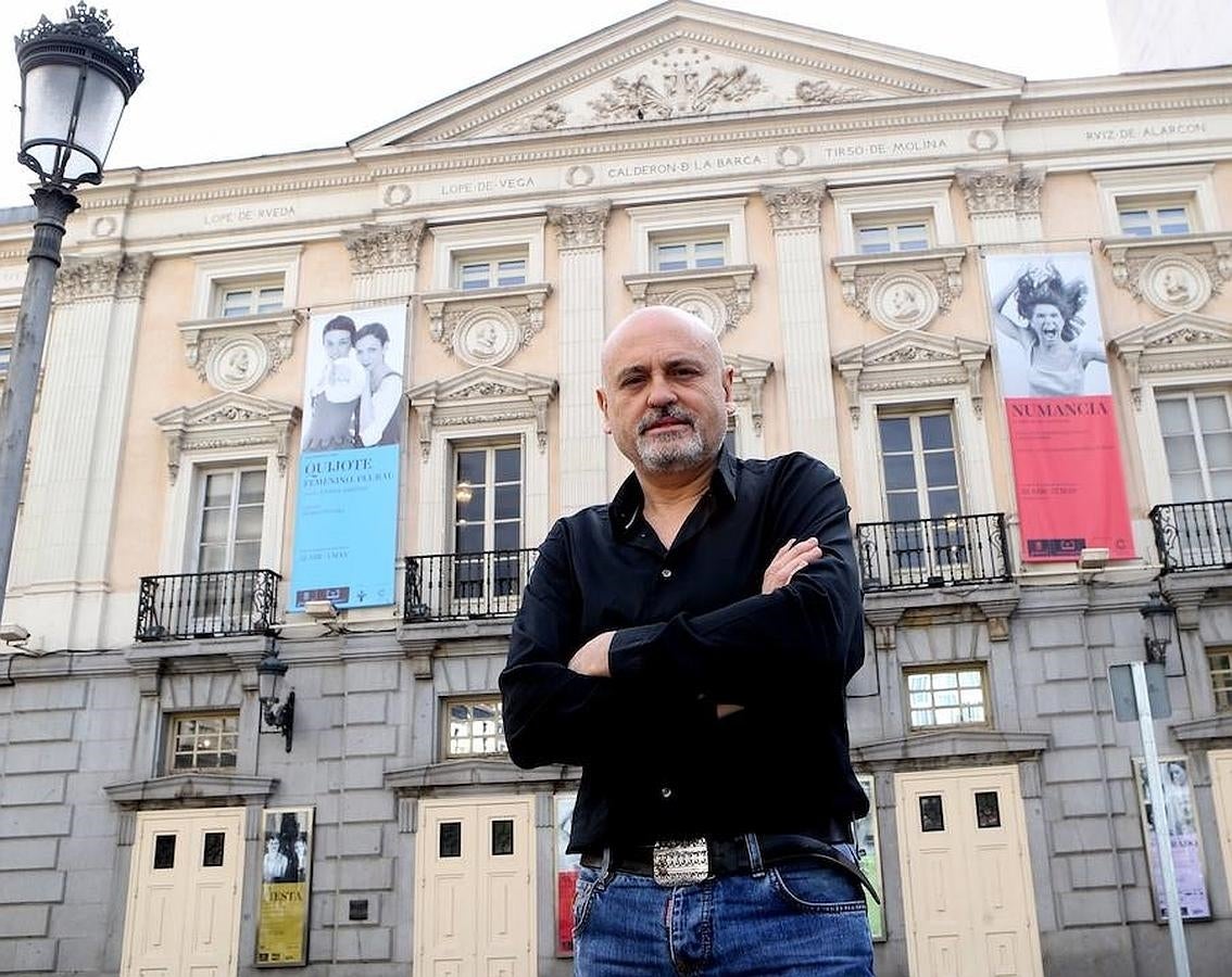 La alcaldesa de Madrid, Manuela Carmena, ha destituido a Juan Carlos Pérez de la Fuente, director del Teatro Español. El ayuntamiento ha considerado que el director no encajaba en el nuevo proyecto municipal para los teatros y la cultura en la capital. 