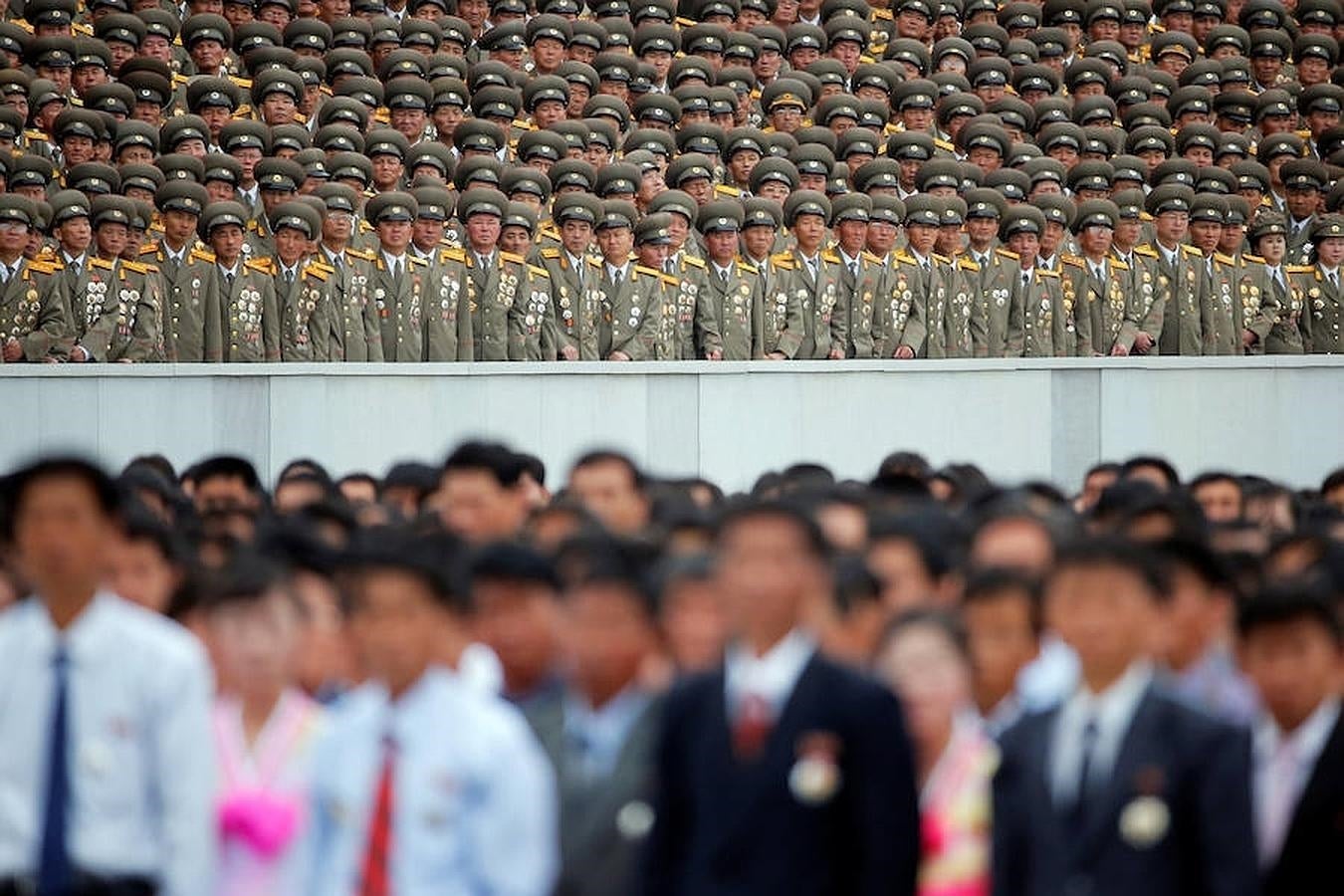 Militares norcoreanos detrás de los demás participantes del desfile. 