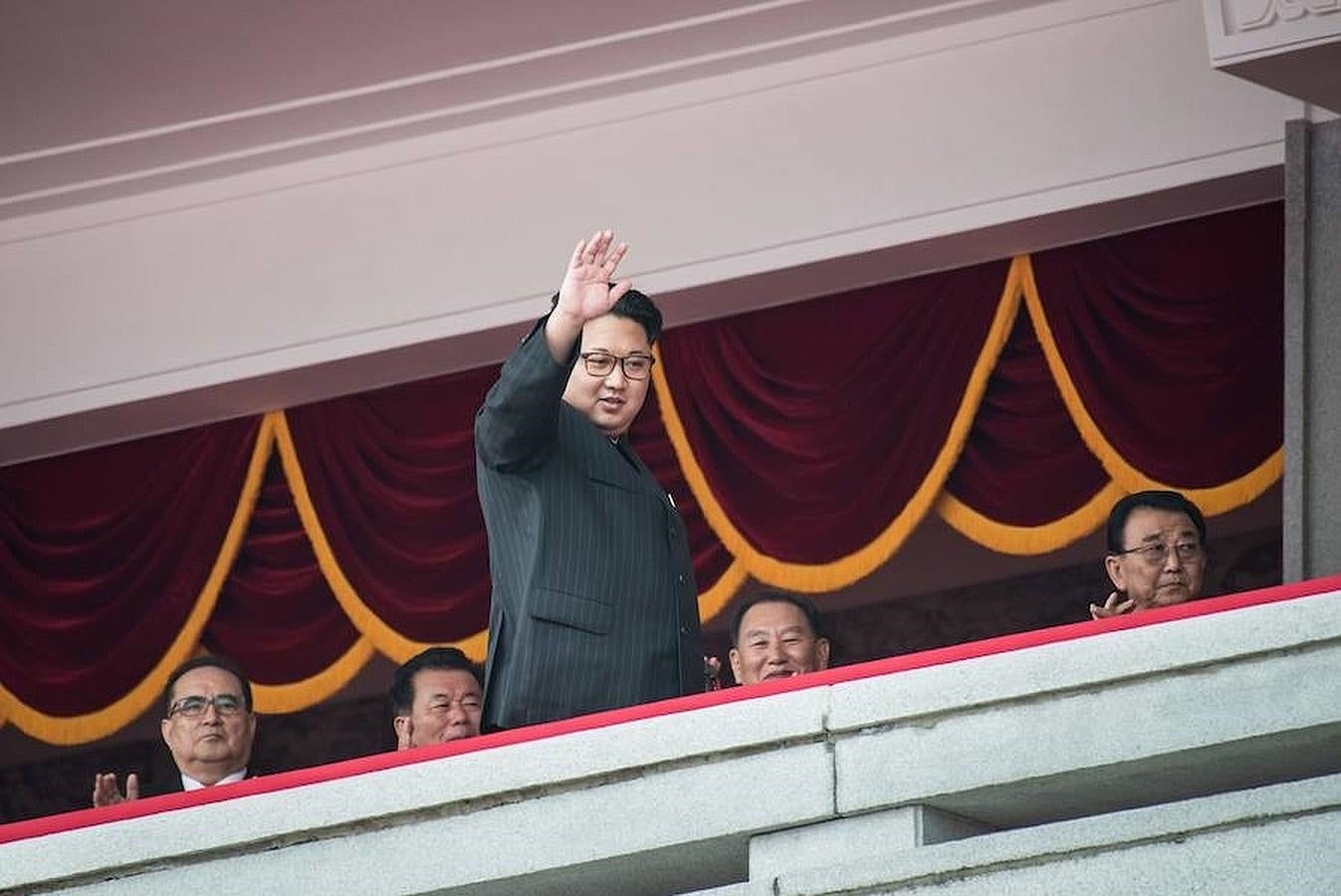 Kim Jong-un saluda a los asistentes al desfile. 