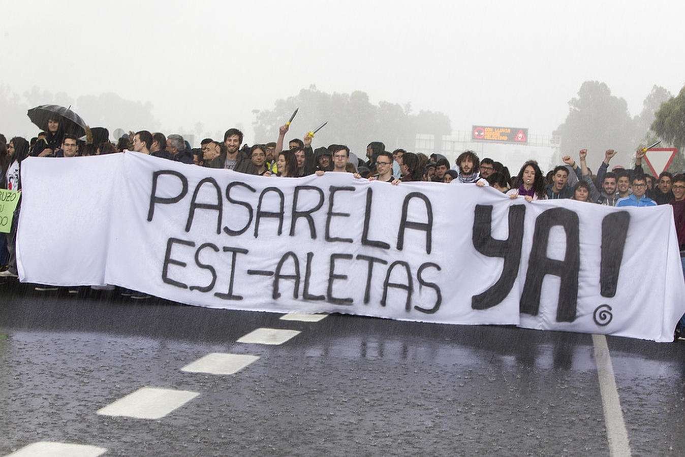 Manifestación de los alumnos de la ESI por uno acceso mejor al campus de Puerto Real