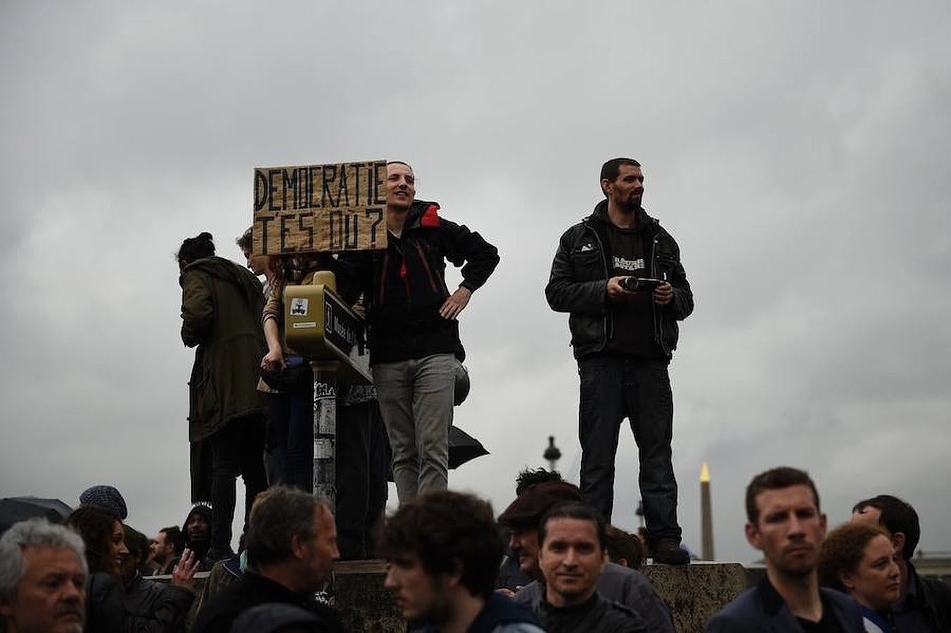 En París, un hombre sostiene una pancarta en la que se puede leer «Democracia, ¿dónde estás?», en protesta contra el uso del decretazo para aprobar la polémica reforma labora por parte del Gobierno de Hollande. 