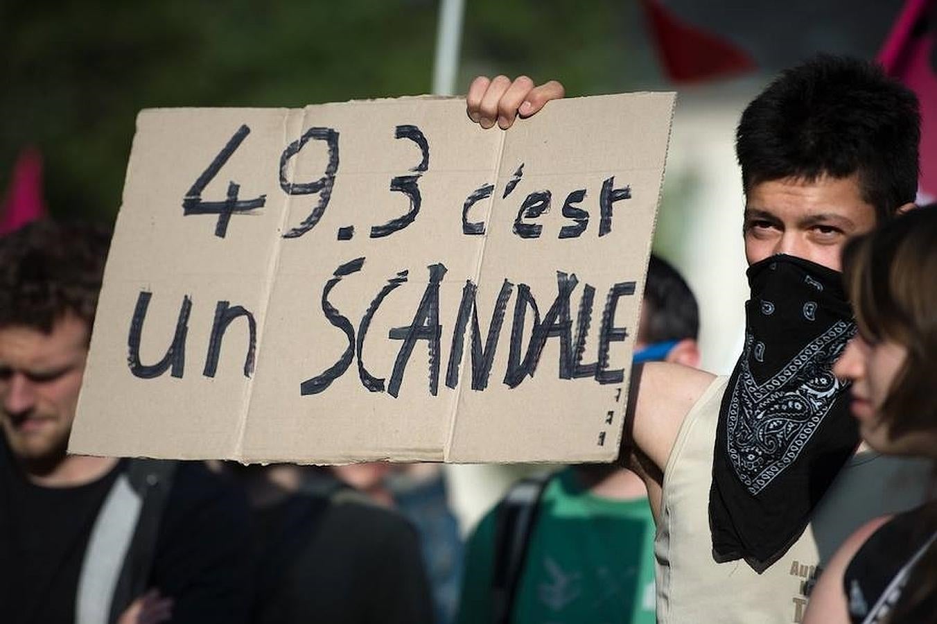 Jóvenes protestan en Nantes por el uso del artículo 49.3 para aprobar la polémica reforma laboral, sin pasar por el Parlamento. 