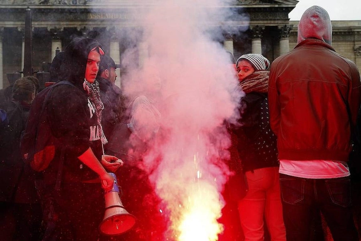 Manifestantes protestan hoy contra la polémica reforma laboral en París. 