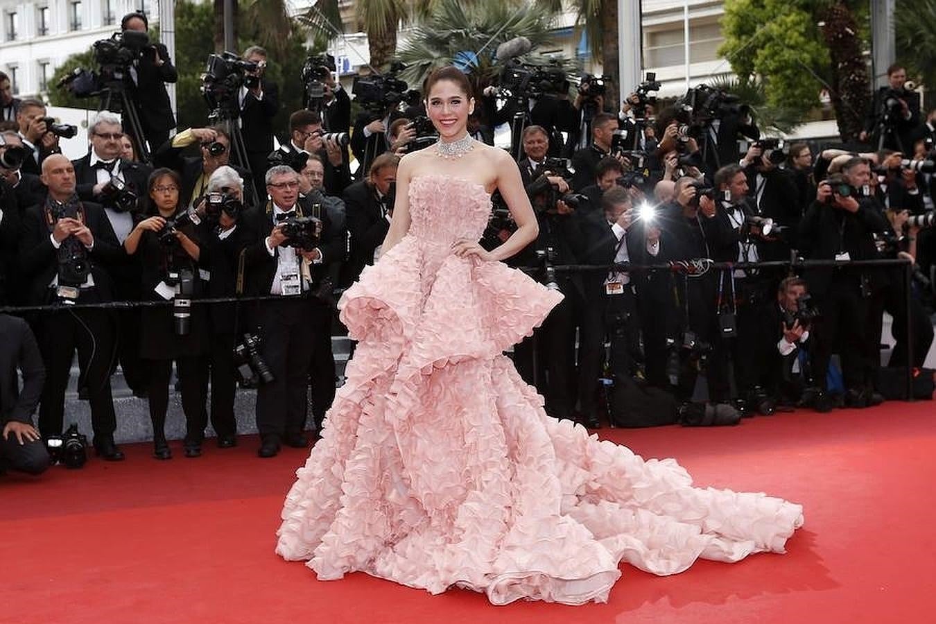 La actriz de 34 años, Araya A. Hargate lució un largo vestido color rosa para una noche de gala en Francia. 