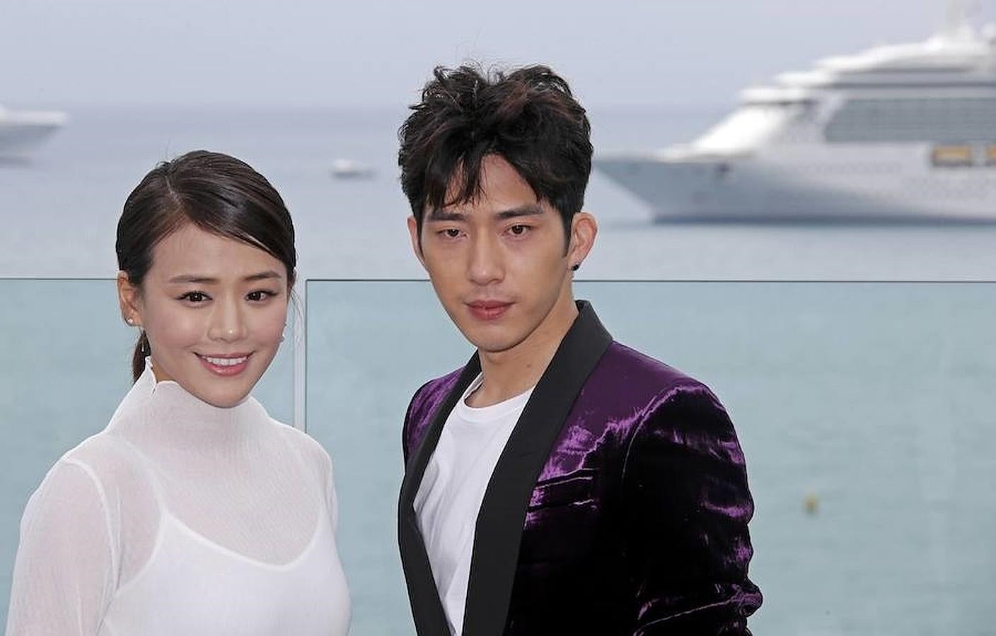 Los actores Ma Sichun y Jing Boran posan para el photocall de la película «Time raiders». 