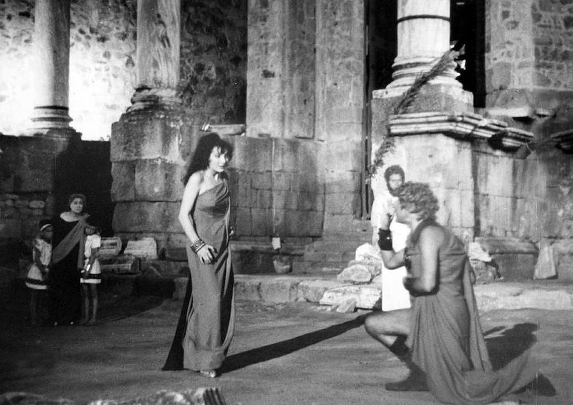 «Medea». Un momento de la representación de «Medea» en el Teatro Romano de Mérida en 1959, año en el que fundó su propia compañía. Con este personaje clásico, al que Espert ha vuelto varias veces a lo largo de su trayectoria, saltó a la fama la actriz, hoy galardonada con el Princesa de Asturias