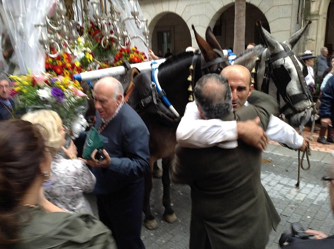 Huelva despide al Simpecado de Emigrantes