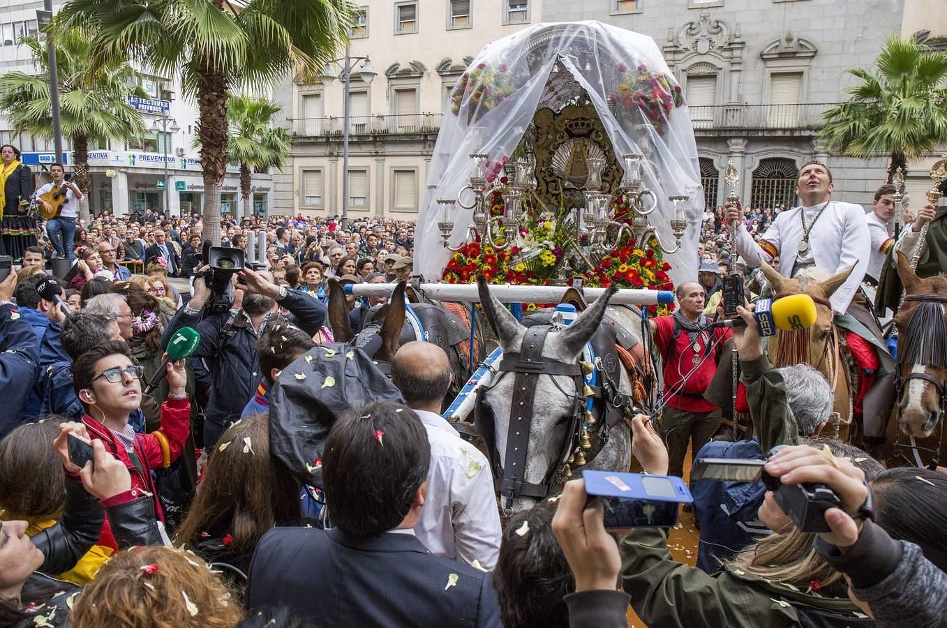 Huelva despide al Simpecado de Emigrantes