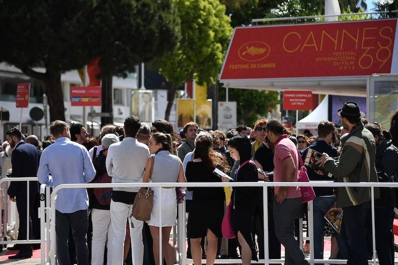 Periodistas y profesionales del cine hacen la cola para entrar al festival. AFP