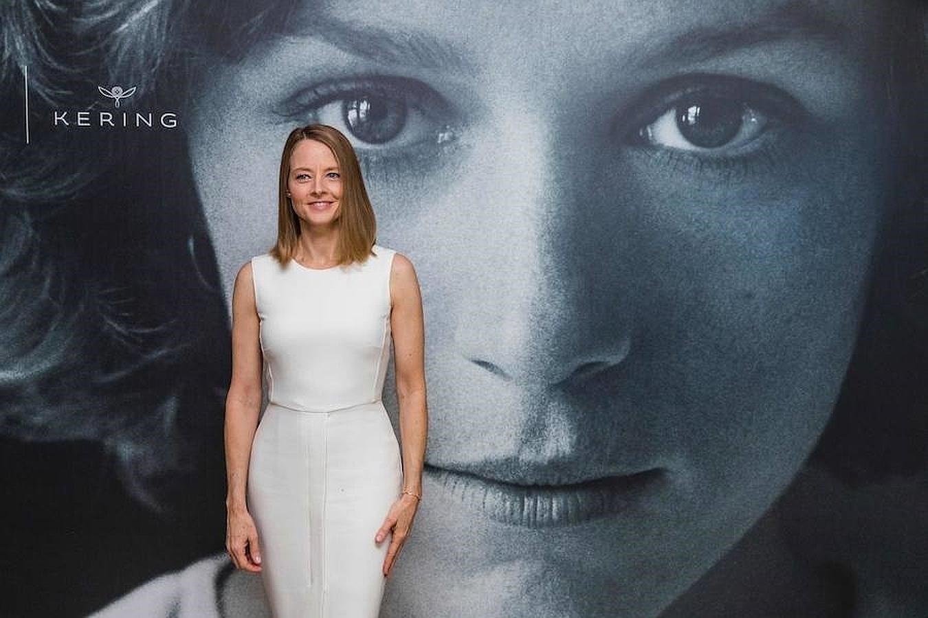 Jodie Foster posa junto al cartel de su película «Money Monster». AFP