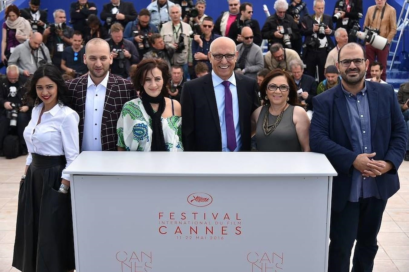 El director israelí Maha Haj posa junto a los actores de su película «Asuntos personales». afp