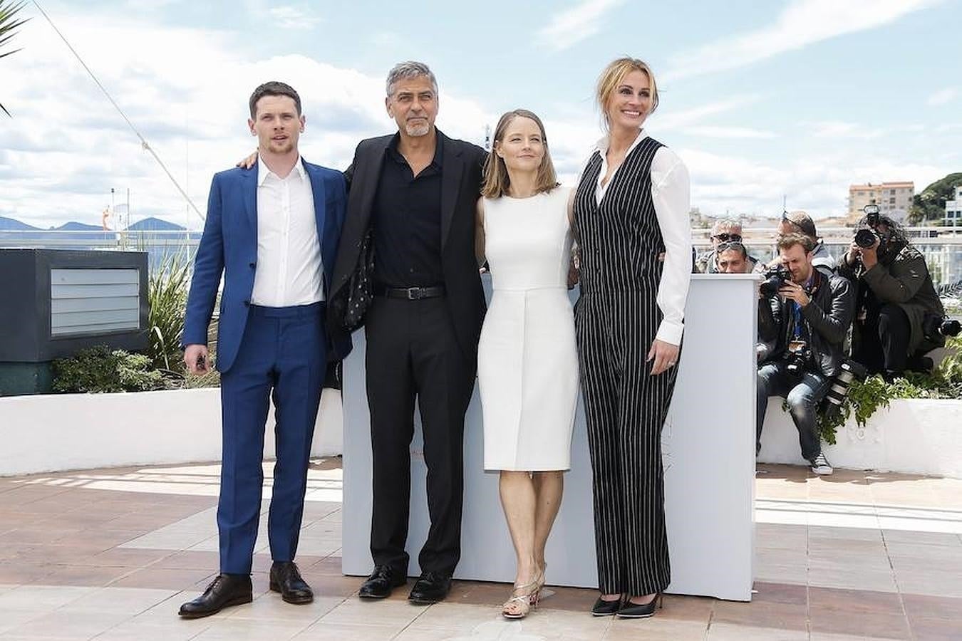 El actor británico Jack O'Connell, junto a George Clooney, Jodie Foster y Julia Roberts. EFE