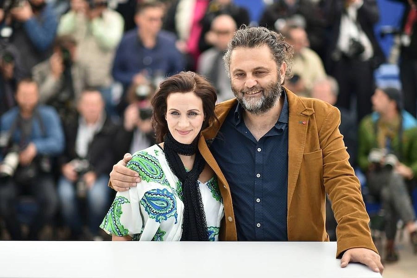 El director israelí Maha Haj y la productora Baher Agbariya, posan para el photocall de «Omor Shakhsiya (Asuntos personales)». AFP