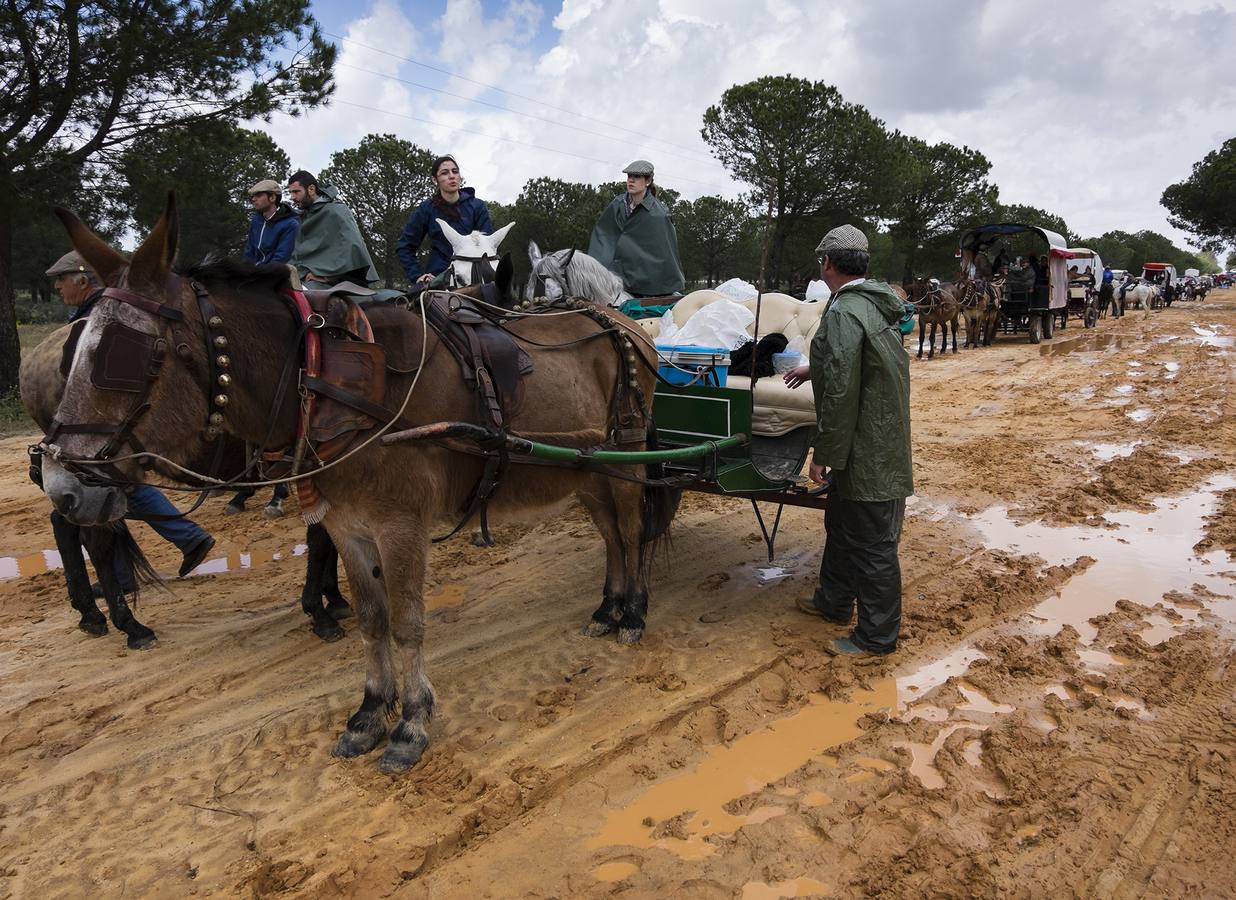 Romeros de la Hermandad de Trigueros (Huelva), tienen que parar por el barro que hay en la ruta de peregrinaje