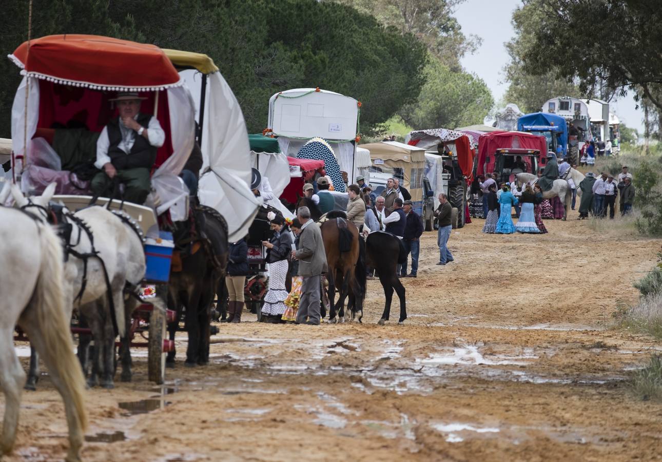 Rocieros de la Hermandades de Isla Cristina y Trigueros (Huelva), tienen que parar por el barro que hay en la ruta de peregrinaje debido a las intensas lluvias