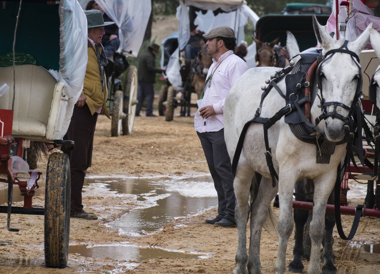 Rocieros tienen que parar por el mal estado en que se encuentra el camino a la aldea