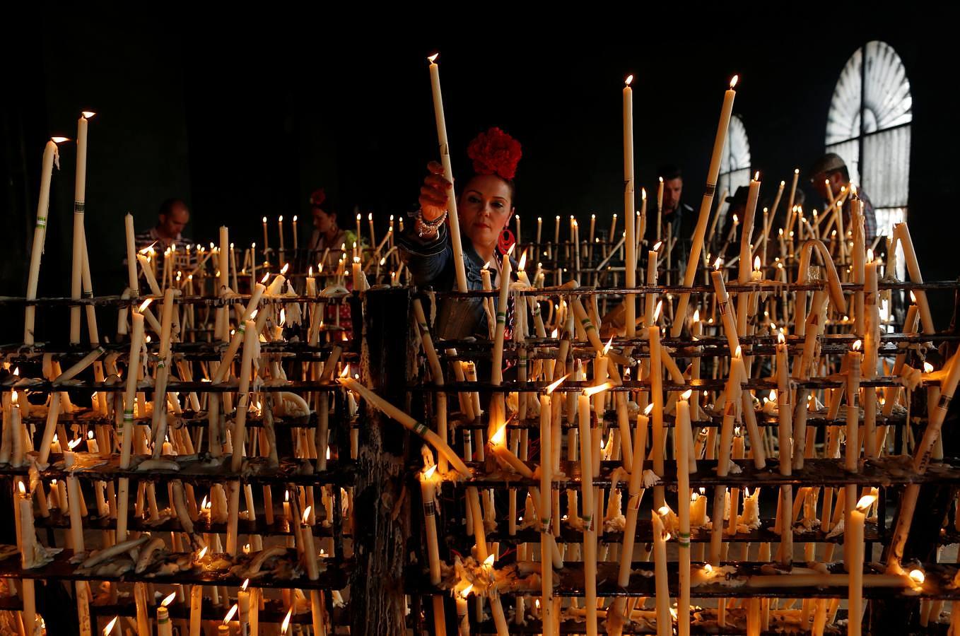 Es costumbre encenderle velas a la Virgen del Rocío cuando se llega a la aldea