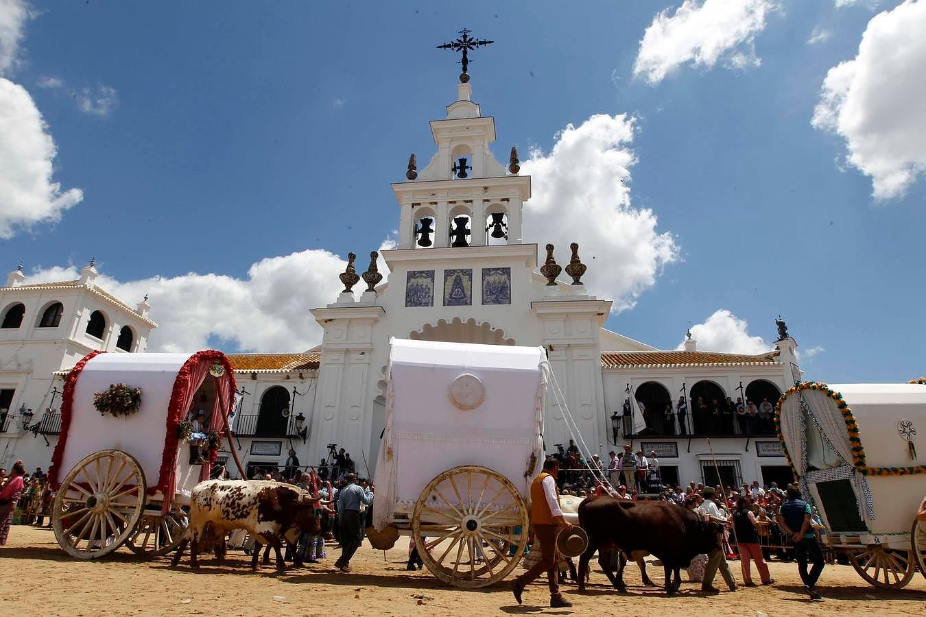 Las carretas de Triana pasan por delante de la ermita