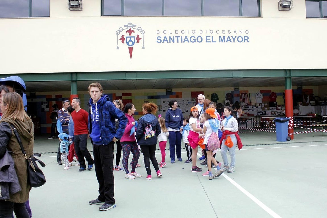 En el patio del colegio, antes de partir hacia el Valle. 