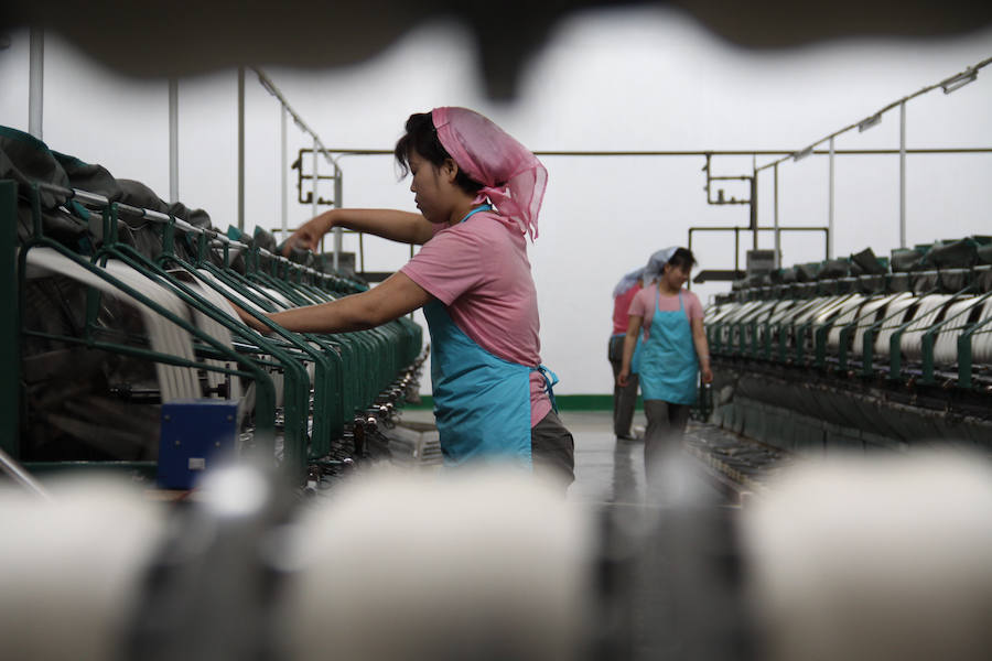 La fábrica de seda de Pyongyang, que es un modelo para el régimen, demuestra lo anticuada que está la industria norcoreana. 