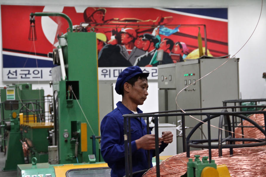 Los carteles de la propaganda bélica abundan en las fábricas para incentivar la producción. 