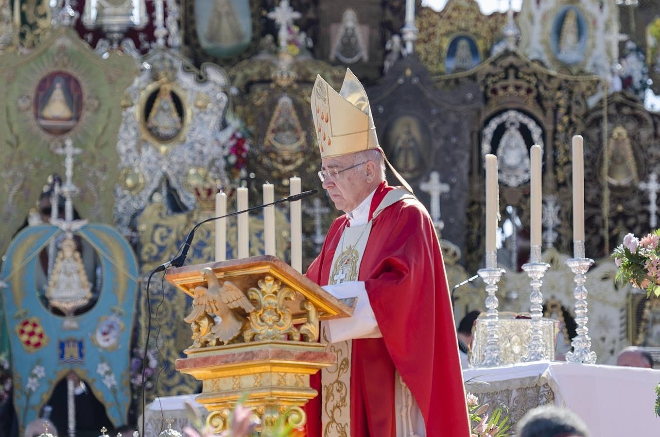 Multitudinaria asistencia a la Pontifical