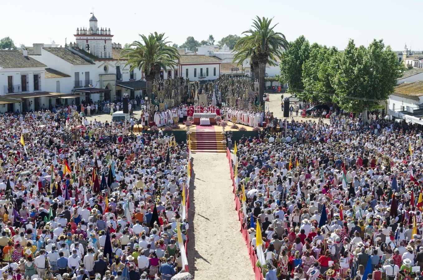 Multitudinaria asistencia a la Pontifical