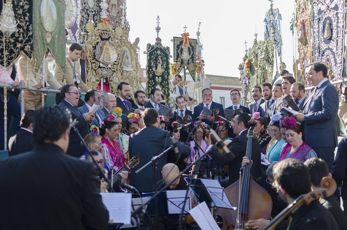 El coro de la hermandad de La Macarena llevaron sus cantes al pontifical