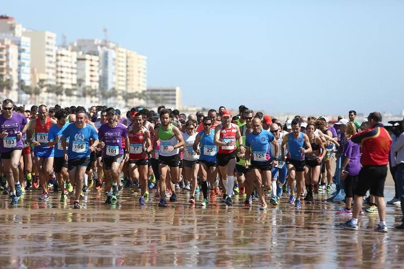 Búscate entre los participantes de la Carrera por el Parkinson de Cádiz