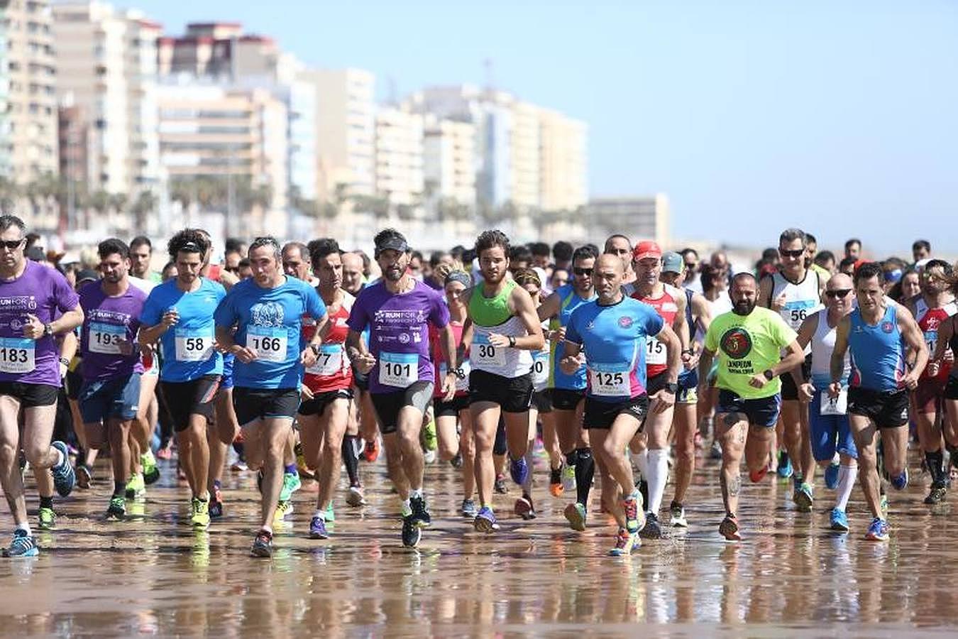 Búscate entre los participantes de la Carrera por el Parkinson de Cádiz