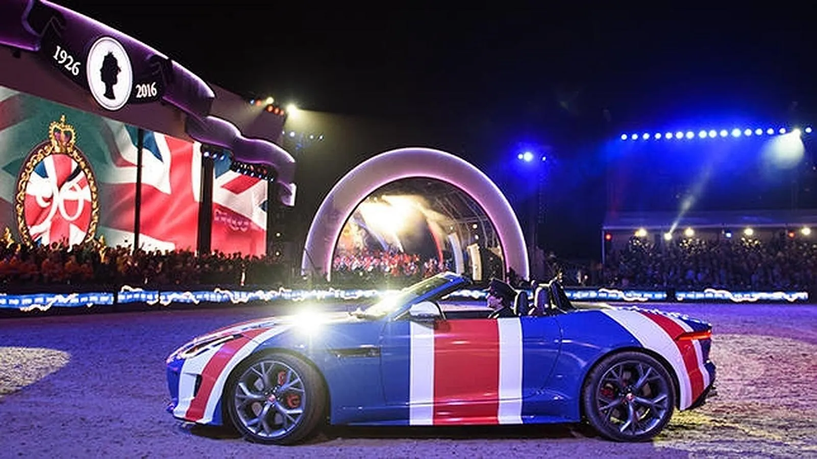 El Jaguar F-TYPE pintado con los colores de la bandera británica