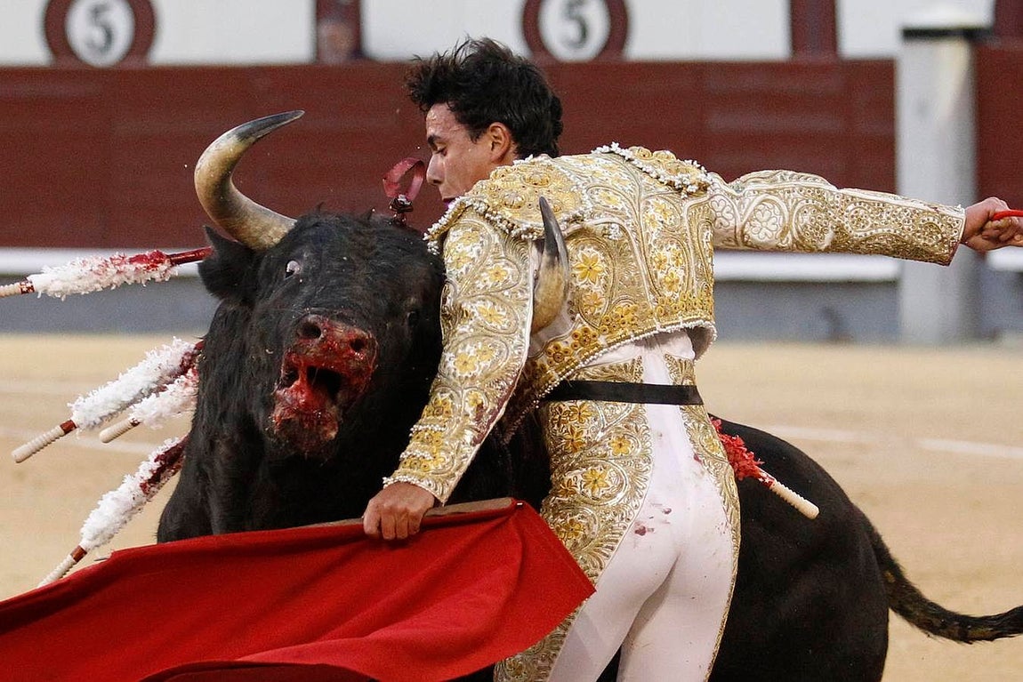 Sangre y orejas de auténticos novilleros en Madrid